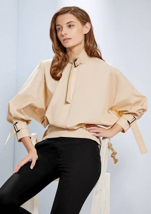 Блуза Блуза Rivoli 2066 
Состав ткани: ПЭ-23%; Хлопок-77%; 
Рост: 170 см.

Стильная блуза из хлопка, воротник-стойка, цельнокроеный широкий рукав. Рукав фиксируется с помощью фигурной манжеты на пуго