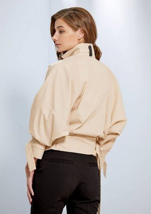 Блуза Блуза Rivoli 2066 
Состав ткани: ПЭ-23%; Хлопок-77%; 
Рост: 170 см.

Стильная блуза из хлопка, воротник-стойка, цельнокроеный широкий рукав. Рукав фиксируется с помощью фигурной манжеты на пуго
