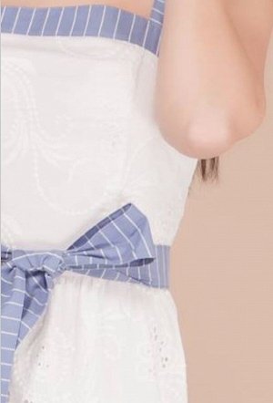 Элегантное женское платье полуприлегающего силуэта, выполнено из плательной ткани с добавлением вискозы.