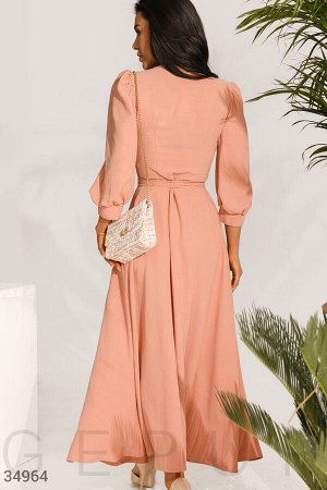 Утонченное персиковое платье