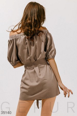 Бежевое платье с открытыми плечами