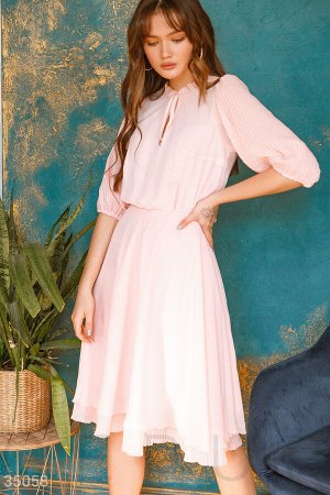 Нежно-розовое воздушное платье