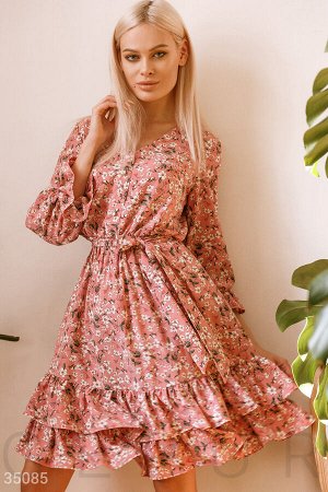 Розовое платье с цветочным принтом