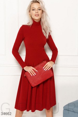 Лаконичное красное платье