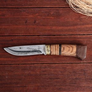 Нож охотничий в чехле, 23 см, лезвие с узором, рукоять деревянная с полосками