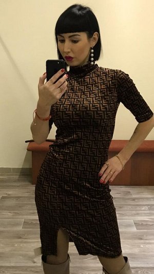 Платье Бархатное платье с разрезом.