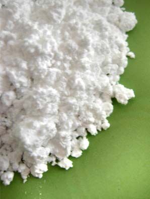 Аллантоин INCI: Allantoin Производство: Швейцария. Белый порошок без запаха, растворим в воде, хорошо сочетается почти со всеми косметическими компонентами. Самые яркие свойства аллантоина для кожи: –