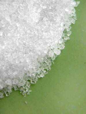 Мочевина Артикул: 817

Мочевина (карбамид) представляет собой белые кристаллы, которые растворимы в полярных средах (воде, этаноле). При нагревании разлагается. Предохраняет растворы от помутнения и р