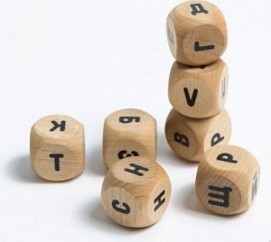 Пробуквы В стильной цилиндрической коробке с игрой Вы найдёте семь деревянных кубиков, на каждой грани которых изображена согласная буква. Игроки, бросая кубики, пытаются составить слова из выпавших б