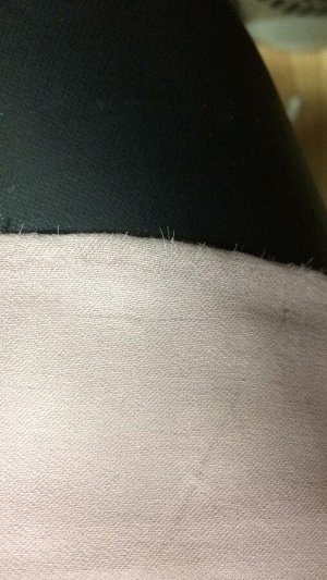 Костюм Хлопок, Италия закупка  Pronta moda.
Есть две дырочки на рукаве и спереди. Торчат резиночки, присутствующие в ткани.