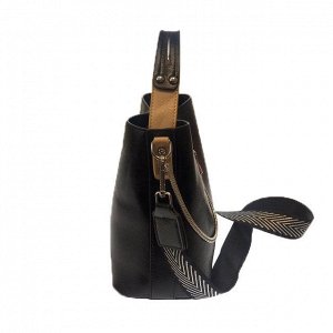 Стильная сумочка Weliz с широким ремнем через плечо из глянцевой эко-кожи чёрного цвета.