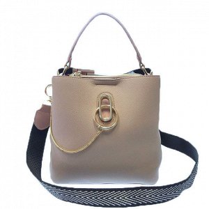 Классическая сумочка Omnia_Gold с широким ремнем через плечо из матовой эко-кожи нежно-серого цвета. (белый фон)