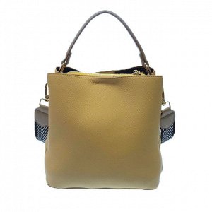 Классическая сумочка Omnia_Gold с широким ремнем через плечо из матовой эко-кожи дынного цвета. (белый фон)