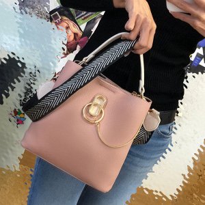 Классическая сумочка Omnia_Gold с широким ремнем через плечо из матовой эко-кожи цвета розовой пудры.