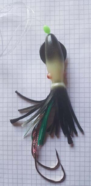 Каракатица 12,5 см. черная со светонакопителем, оснащенная зеленым кальмарчиком
