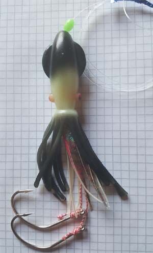 Каракатица 12,5 см. черная со светонакопителем, оснащенная малиновым кальмарчиком