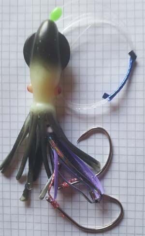 Каракатица 12,5 см. черная со светонакопителем, оснащенная фиолетовым кальмарчиком