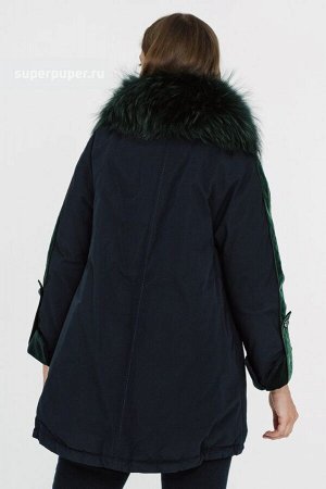 Женское текстильное пальто на натуральном пуху с отделкой мехом енота
