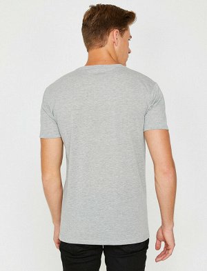 футболка Материал: %100 Хлопок Параметры модели: рост: 187 cm, грудь: 98, талия: 74, бедра: 94 Надет размер: M