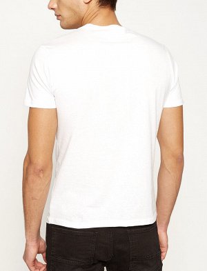 футболка Материал: %100 Хлопок Параметры модели: рост: 189 cm, грудь: 98, талия: 78, бедра: 94 Надет размер: M