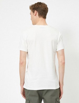 футболка Материал: %100 Хлопок Параметры модели: рост: 188 cm, грудь: 98, талия: 82, бедра: 95 Надет размер: S