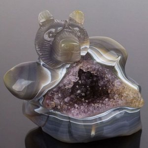 Медведь резной из камня Агат серый с жеодой аметистовой