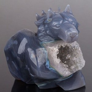 Волк резной из камня Агат серый с жеодой