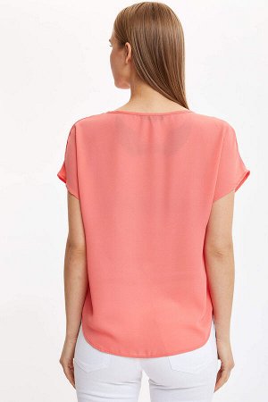 блузы Размеры модели:  рост: 1,77 грудь: 85 талия: 61 бедра: 90 Надет размер: S Polyester 100%