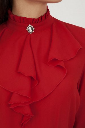 Платье Яркое платье из двух видов ткани: полупрозрачный шифоновый лиф с романтическим жабо и строгий низ из костюмной ткани. Воротник-стойка и широкие манжеты украшены рюшами. Дополнено брошью и ремеш