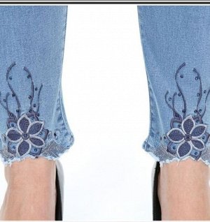Джинсы 7/8 Тоненькие летние джинсы, с декоративным отделками из вышивки  в виде цветка.
Ткань хлопок с не большим добавлением эластана! Джинсы идут в размере, не маломерят! Высокая, удобная посадка, м