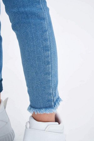 джинсы Размеры модели: рост: 1,17 Надет размер: 7/8  Эластан2%,Полиэстер 15%,Хлопок 83%