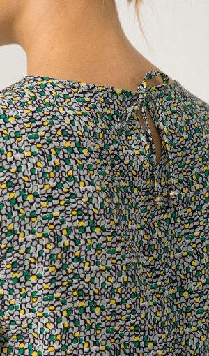 Блуза Вискоза 100%
Блуза из штапеля с принтом, А-образного силуэта, с округлым окантованным вырезом горловины, без рукавов.
Перед с запáхом, который фиксируется с помощью завязок и закрепок. В верхней
