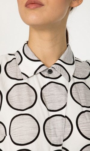 Блуза Вискоза 100%
Блуза из штапеля с принтом, прямого силуэта, с центральной супатной застежкой на петли и пуговицы, со спущенной линией плеча, без рукавов.
Воротник сорочечного типа, с цельнокроеной