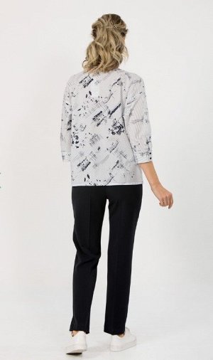 Блуза Хлопок 65% ПЭ 30% Эл 5%
Текстильная блуза с принтом, прямого силуэта, со спущенной линией плеча, с центральной застежкой на петли и пуговицы и округлым вырезом горловины.
Рукав рубашечного типа,