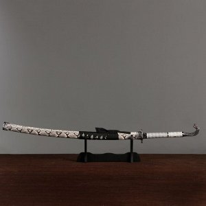 Сувенирное оружие «Катана на подставке». серые ножны под змеиную кожу. 115 см