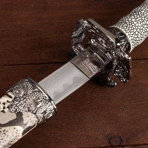 Сувенирное оружие «Катана на подставке». серые ножны под змеиную кожу. 115 см