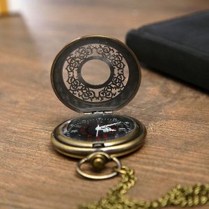 Часы карманные "Бонжур", кварцевые, на цепочке, чёрный циферблат, бронзовые, d=4.5 см