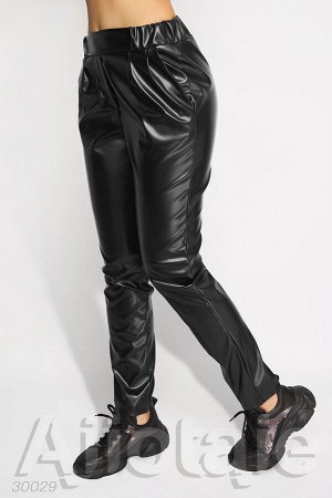 Кожаные брюки на резиночке черного цвета