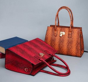 Доп.Инфо Самый модный тренд 2020 - сумки с "хищным" принтом. Дизайнеры предлагают нам множество стильных вариаций от лакового "крокодила" до неоновой "змеи".
Змеиная сумка так же, как и крокодиловая, 