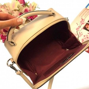 Изящная сумочка-коробочка Blumarin с ремнем через плечо из матовой эко-кожи сливового цвета.