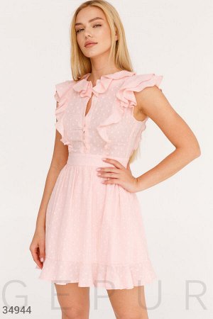 Нежно-розовое приталенное платье