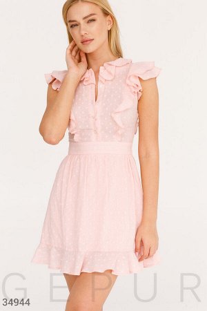 Нежно-розовое приталенное платье
