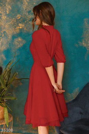Воздушное платье яркого красного цвета