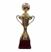 НВ4071С Кубок 29см - рифленая золотая закрытая чаша с ручками и мячом золотисто-красного цвета све