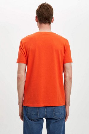 футболка Размеры модели: рост: 1,88 грудь: 98 талия: 82 бедра: 95 Надет размер: M Хлопок 100%