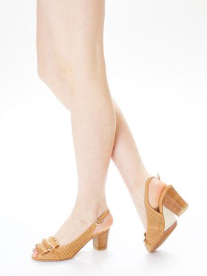 Босоножки Страна производитель: Китай
Вид обуви: Босоножки
Размер женской обуви x: 35
Полнота обуви: Тип «F» или «Fx»
Материал верха: Натуральная кожа
Каблук/Подошва: Каблук
Высота каблука (см): 7
Тип