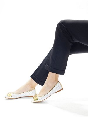 Балетки Страна производитель: Китай
Сезон: Лето
Тип носка: Закрытый
Цвет: Белый
Размер женской обуви x: 36 \
Полнота обуви: Тип «F» или «Fx» \
Стиль: Повседневный
Материал верха: Натуральная кожа
Мате
