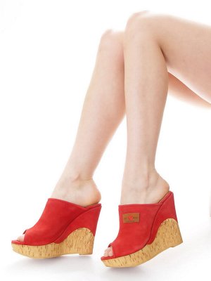 Шлепки Страна производитель: Турция
Размер женской обуви x: 36
Размер женской обуви: 36, 37, 38, 39, 40
натуральный нубук
стелька - натуральная кожа
танкетка 12 см
платформа 3 см