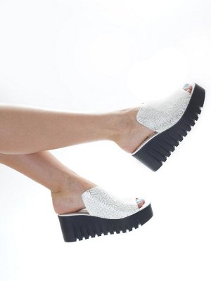 Шлепки Страна производитель: Турция
Размер женской обуви x: 36
Полнота обуви: Тип «F» или «Fx»
Вид обуви: Шлепанцы
Материал верха: Нубук
Материал подкладки: Натуральная кожа
Стиль: Повседневный
Цвет: 