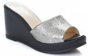 Шлепки Размер женской обуви x: 37
Полнота обуви: Тип «F» или «Fx»
Вид обуви: Шлепанцы
Материал верха: Натуральная кожа
Стиль: Городской
Каблук/Подошва: Танкетка
Высота каблука (см): 8
Высота платформы